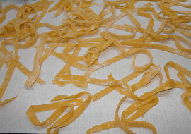 Domácí papardelle (nebo tagliatelle)