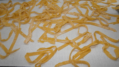 Domácí papardelle (nebo tagliatelle)