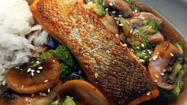 Losos se žampiony a brokolici v asijské omáčce