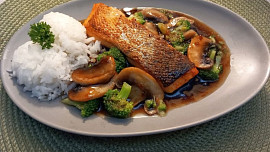 Losos se žampiony a brokolici v asijské omáčce