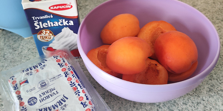 Meruňková zmrzlina s tvarohem a toppingem
