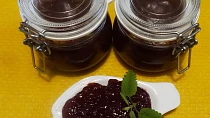 Rebarborový džem s hodně zralými jahodami