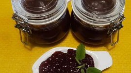 Rebarborový džem s hodně zralými jahodami
