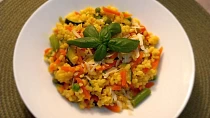 Bulgur s cuketou, mrkví, fazolkami a hráškem