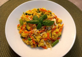 Bulgur s cuketou, mrkví, fazolkami a hráškem