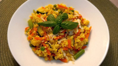 Bulgur s cuketou, mrkví, fazolkami a hráškem