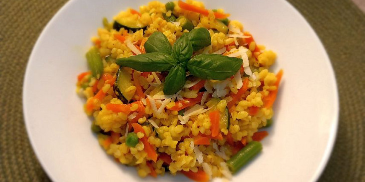 Bulgur s cuketou, mrkví, fazolkami a hráškem