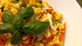 Bulgur s cuketou, mrkví, fazolkami a hráškem