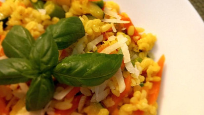 Bulgur s cuketou, mrkví, fazolkami a hráškem