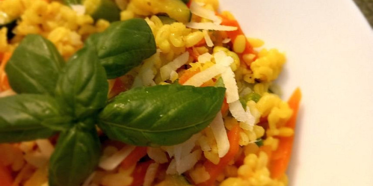 Bulgur s cuketou, mrkví, fazolkami a hráškem