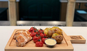 Letní kuře z grilu s bramborami z uhlí podle šéfkuchařky z Pilsner Urquell Experience (Letní kuře z grilu s bramborami z uhlí, rajčátky a medovo-hořčičným dipem, zdroj Pilsner Urquell:The Original Beer Experience)