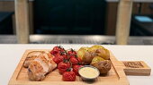 Letní kuře z grilu s bramborami z uhlí podle šéfkuchařky z Pilsner Urquell Experience (Letní kuře z grilu s bramborami z uhlí, rajčátky a medovo-hořčičným dipem, zdroj Pilsner Urquell:The Original Beer Experience)