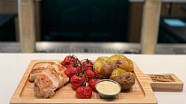 Letní kuře z grilu s bramborami z uhlí podle šéfkuchařky z Pilsner Urquell Experience