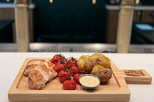 Letní kuře z grilu s bramborami z uhlí, rajčátky a medovo-hořčičným dipem, zdroj Pilsner Urquell:The Original Beer Experience