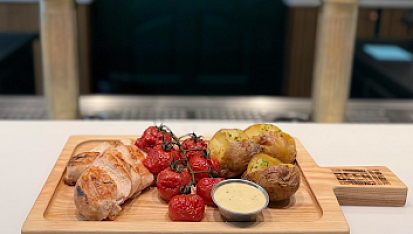 Letní kuře z grilu s bramborami z uhlí podle šéfkuchařky z Pilsner Urquell Experience, Letní kuře z grilu s bramborami z uhlí, rajčátky a medovo-hořčičným dipem, zdroj Pilsner Urquell:The Original Beer Experience