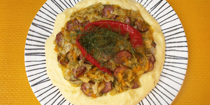 Mladé zelí s klobásou à la bigos