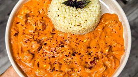 Tarhoňa s kuřecím masem a pikantní rajčatovou omáčkou