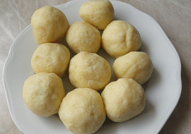 Tvarohové švestkové knedlíky