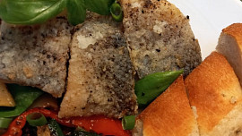 Mořský vlk s bylinkami a zeleninou