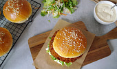 Šťavnatý McChicken burger (Šťavnatý McChicken burger)