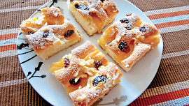 Broskvová bublanina s rozinkami
