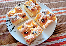Broskvová bublanina s rozinkami