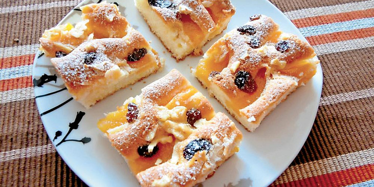 Broskvová bublanina s rozinkami