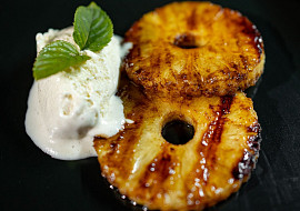 Grilovaný ananas s karamelem a zmrzlinou