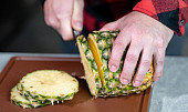 Grilovaný ananas s karamelem a zmrzlinou