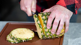 Grilovaný ananas s karamelem a zmrzlinou