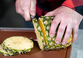 Grilovaný ananas s karamelem a zmrzlinou
