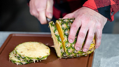 Grilovaný ananas s karamelem a zmrzlinou