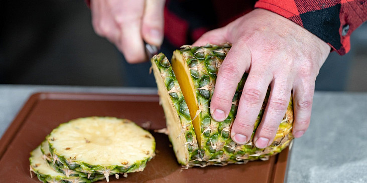 Grilovaný ananas s karamelem a zmrzlinou