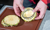 Grilovaný ananas s karamelem a zmrzlinou