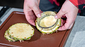 Grilovaný ananas s karamelem a zmrzlinou