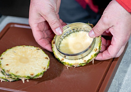 Grilovaný ananas s karamelem a zmrzlinou