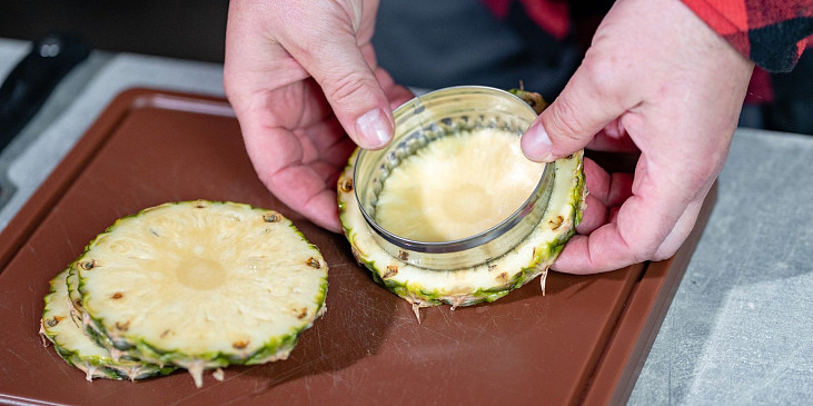 Grilovaný ananas s karamelem a zmrzlinou