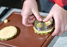 Grilovaný ananas s karamelem a zmrzlinou