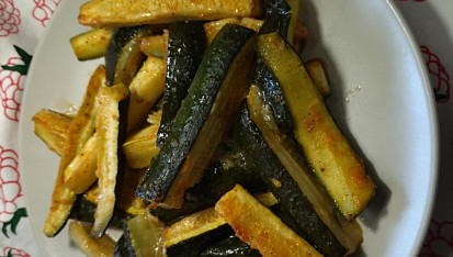 Pečená cuketa s česnekovo-koprovým dipem
