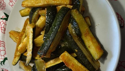 Pečená cuketa s česnekovo-koprovým dipem