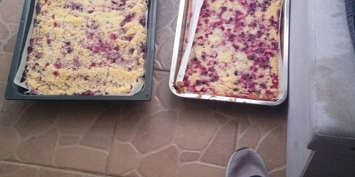 Rychlý hrnkový ovocný koláč s drobenkou
