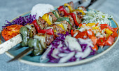 Šafránové špízy (šiškebab) na grilu