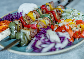 Šafránové špízy (šiškebab) na grilu
