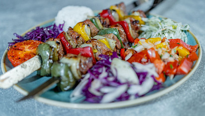 Šafránové špízy (šiškebab) na grilu