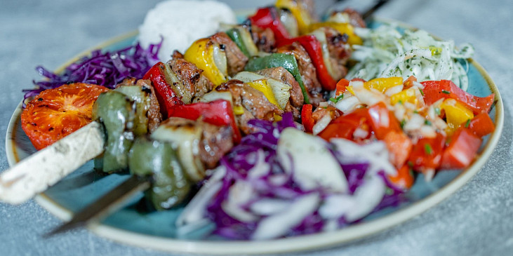Šafránové špízy (šiškebab) na grilu