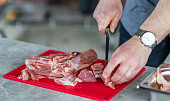 Šafránové špízy (šiškebab) na grilu