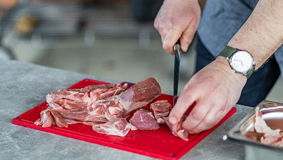 Šafránové špízy (šiškebab) na grilu