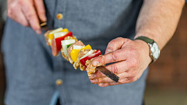 Šafránové špízy (šiškebab) na grilu