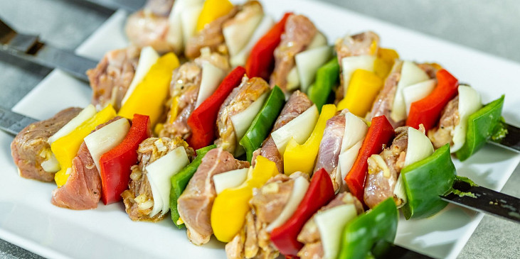Šafránové špízy (šiškebab) na grilu