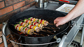 Šafránové špízy (šiškebab) na grilu